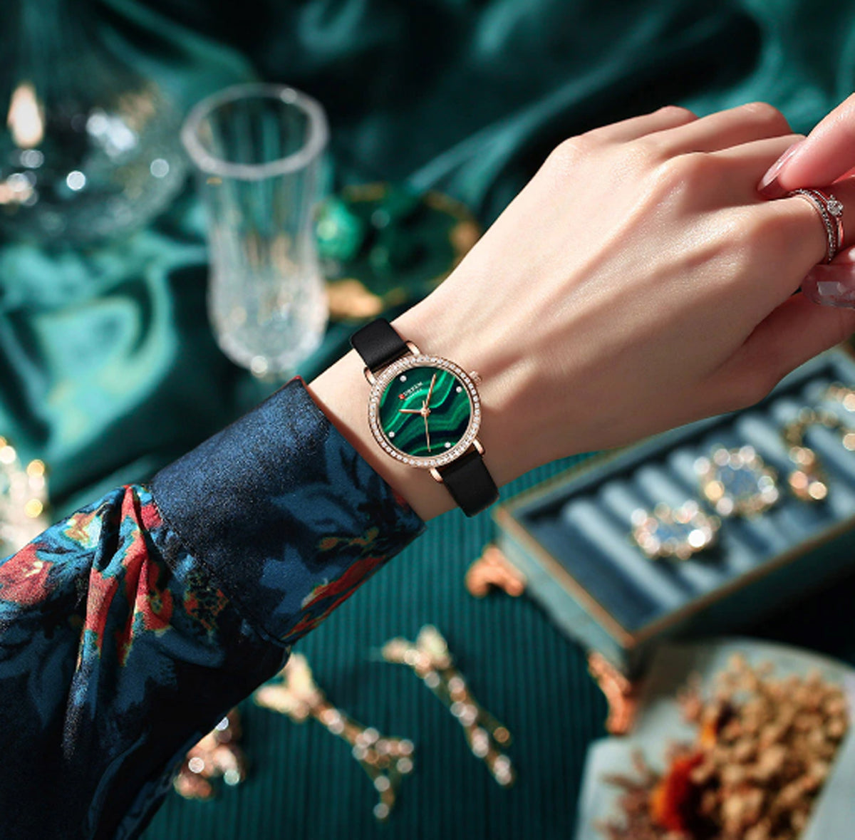CURREN 9083 Women's Leather Straps Watch