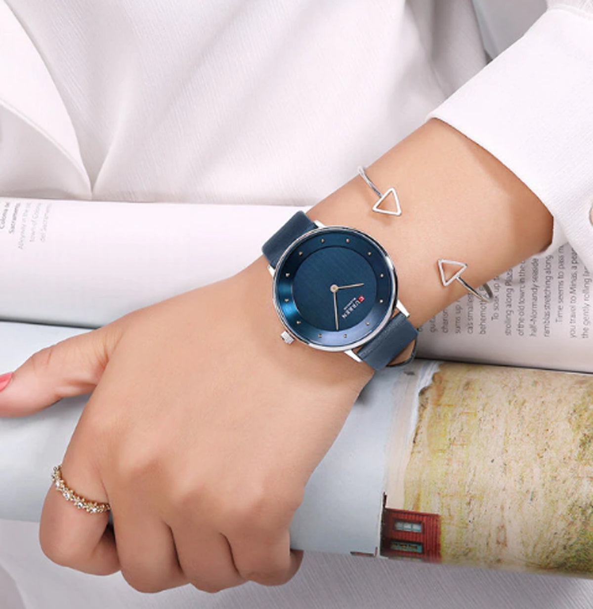 CURREN 9033 Women's Leather Straps Watch