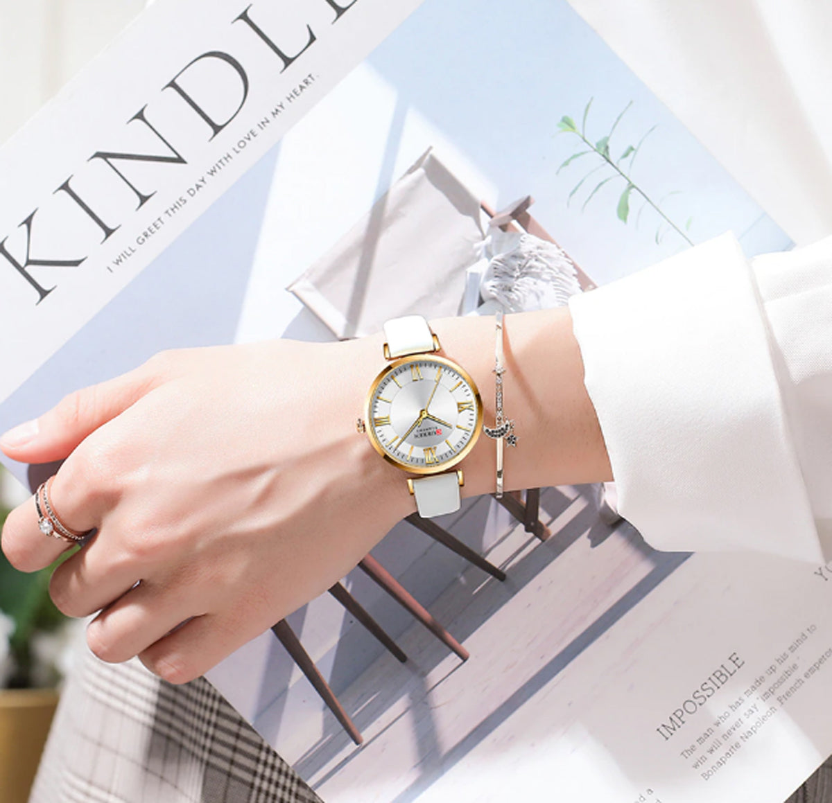 CURREN 9079 Women's Leather Straps Watch