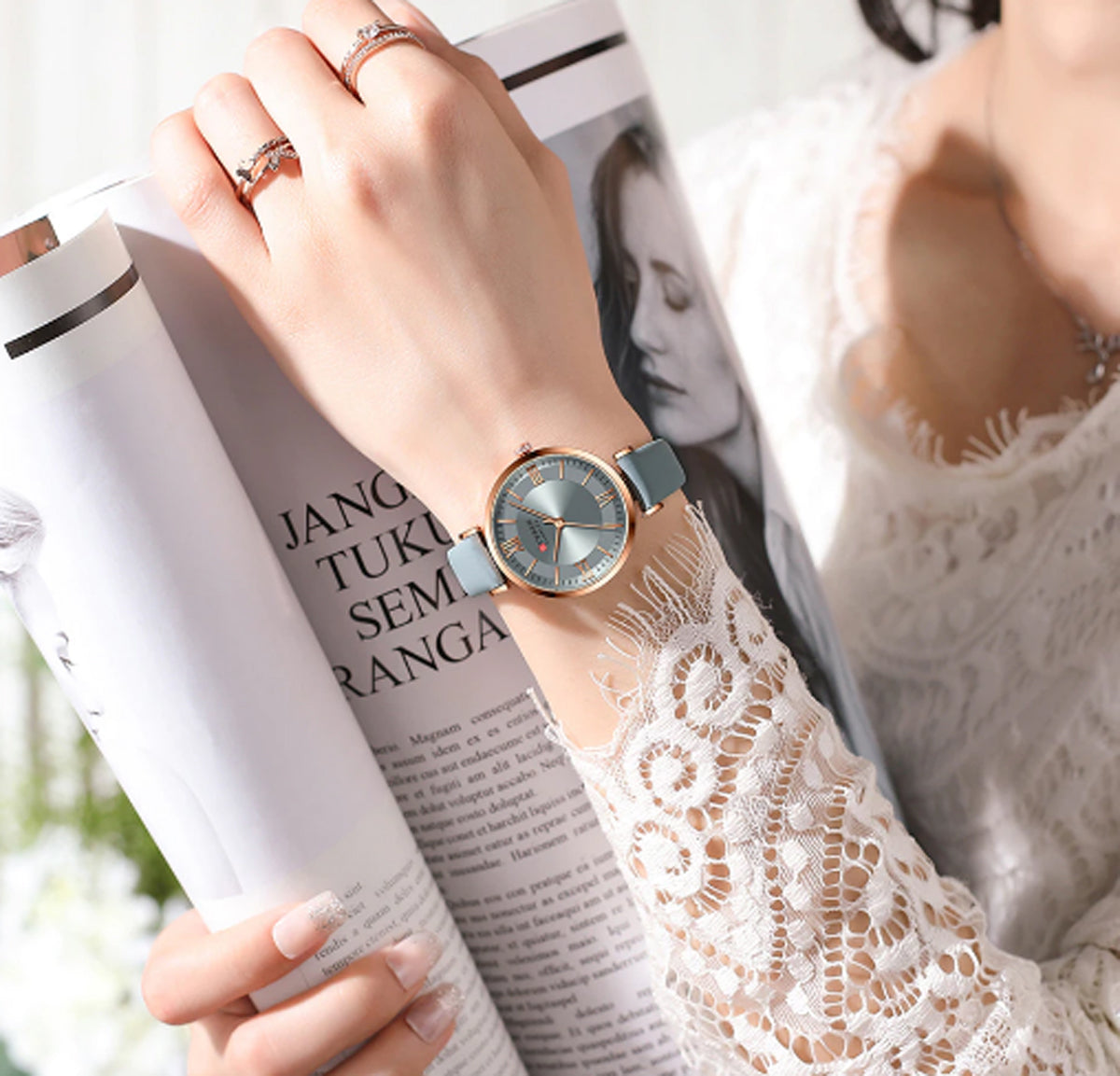 CURREN 9079 Women's Leather Straps Watch
