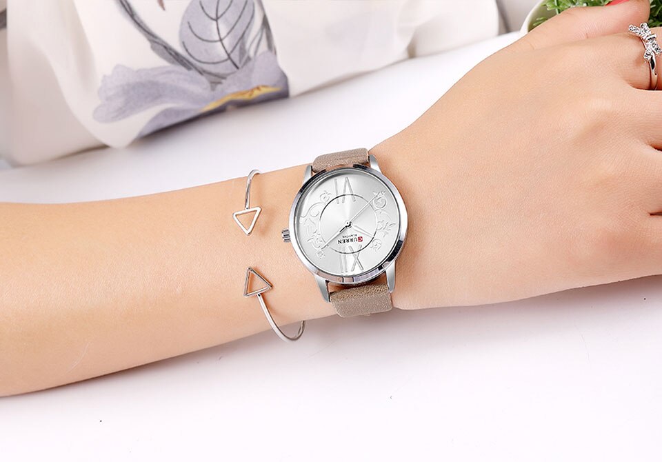 CURREN 9049 Women's Leather Straps Watch
